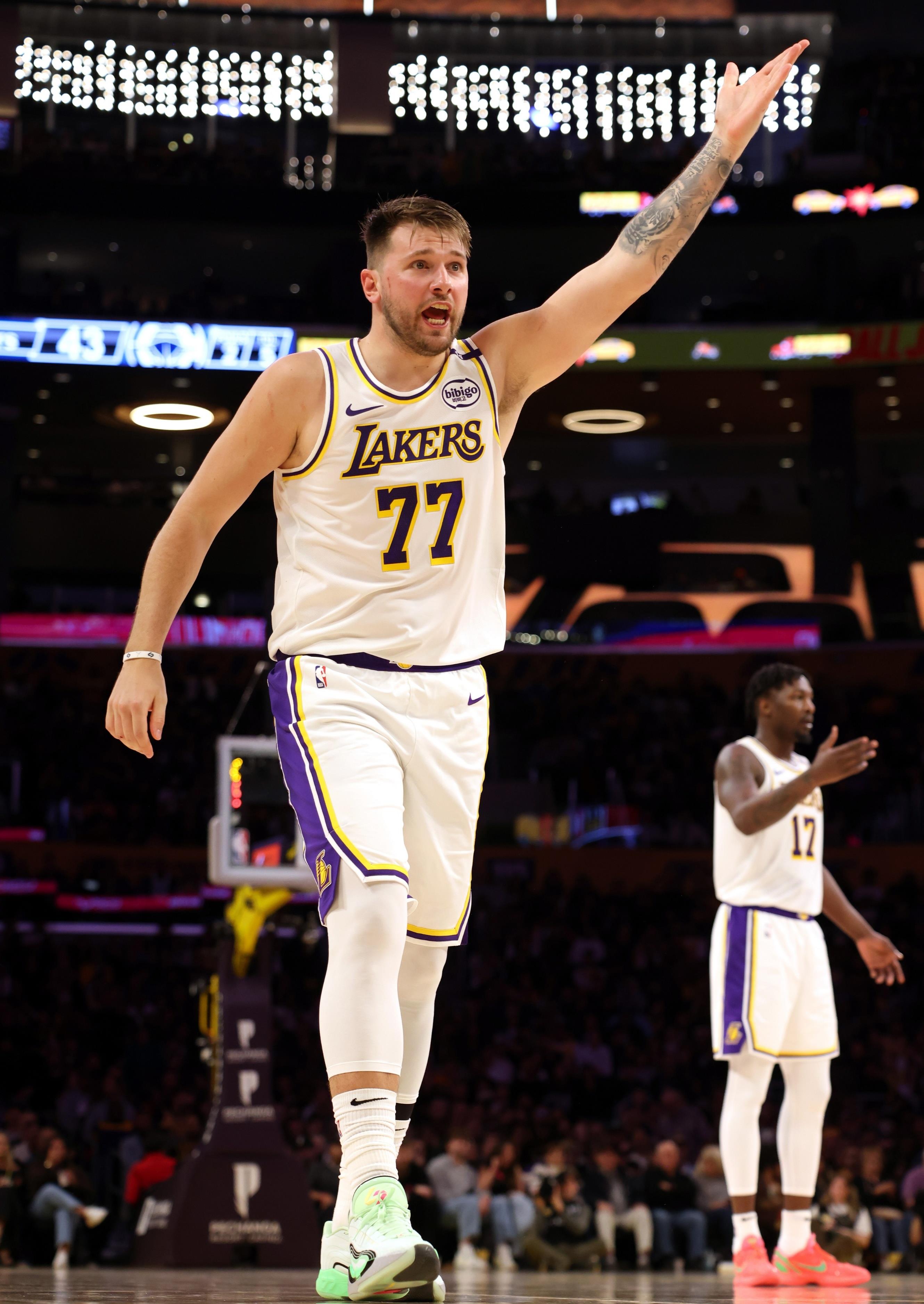 密尔沃基雄鹿清晨队长鼓劲，志在全明星赛名次提升，引发热议，临场指挥获称赞(nba冉冉升起的超巨笔趣阁)