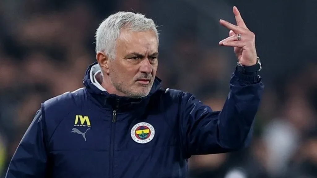 加时末段费耶诺德调整名单以备欧冠，主帅复盘环节打磨，信心回归，心理建设被强调的简单介绍